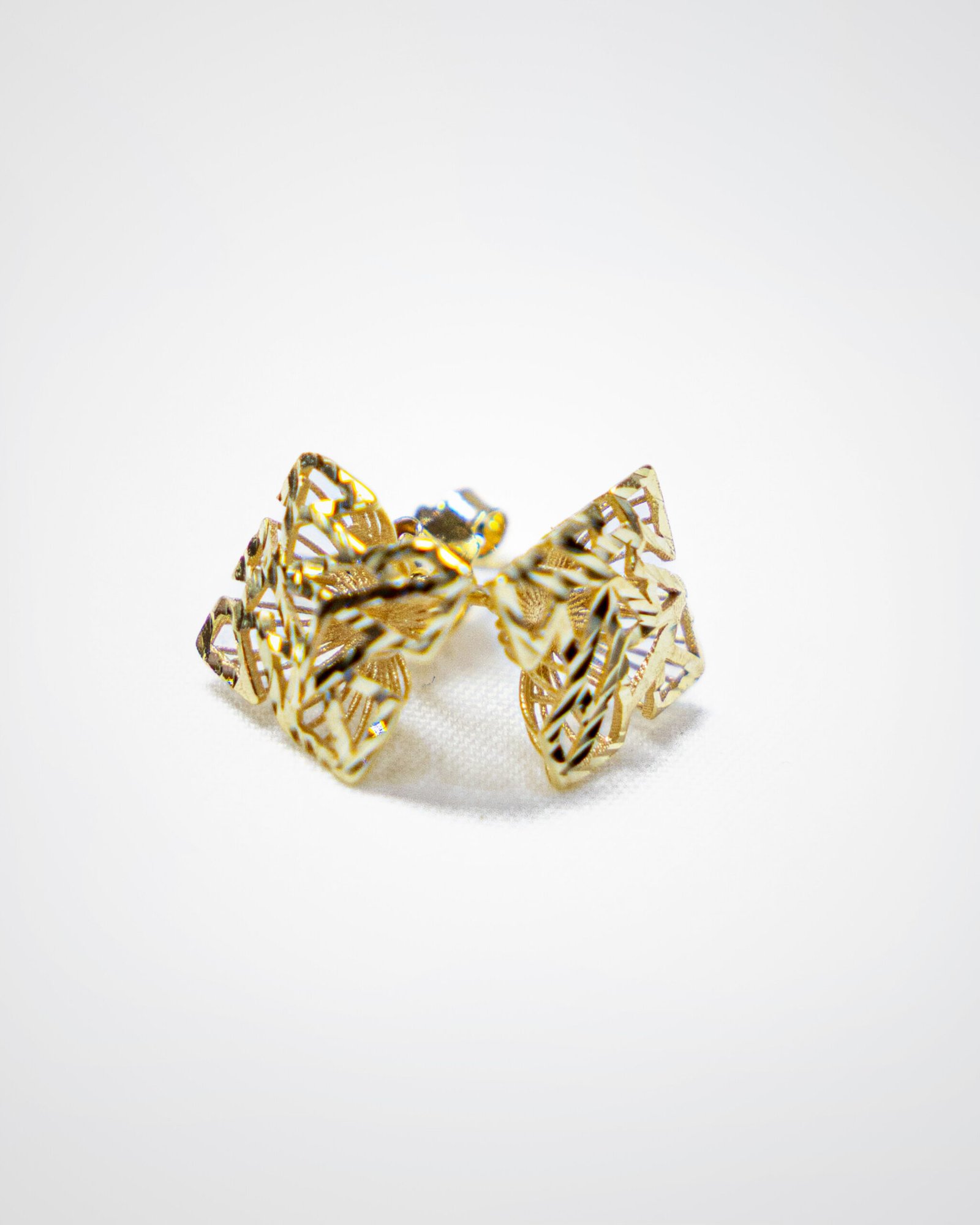Square shaped yellow gold stud