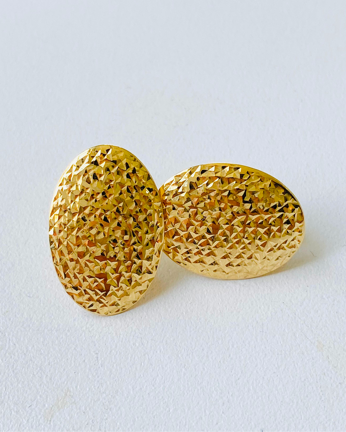 Yellow gold oval bold stud
